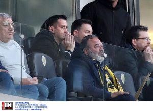 Αστυνομία έξω από τα επίσημα – Άγριες αποδοκιμασίες σε Ηλιόπουλο και παίκτες