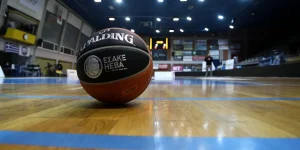 Απίστευτo σκηνικό: Οπαδός έπιασε από τον λαιμó προπονητή της ΑΕΚ – Τι συνέβη