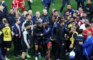 Χαμός στο φινάλε του Ολυμπιακός-ΑΕΚ: Ποιοι έχουν αποβληθεί από τον διαιτητή