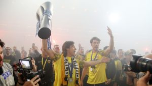 Συγκινημένος ο Αλμέιδα στο αεροδρόμιο: Οι τελευταίες φώτο πριν μπει στο αεροπλάνο