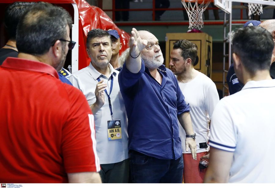 Χαμός μετά το τέλος του Ολυμπιακός-ΑΕΚ