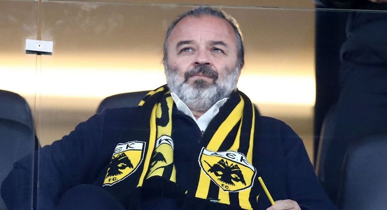 Τα είπε όλα με 6 λέξεις: Το στέφανι του Μάριου Ηλιόπουλου στην κηδεία Δημήτρη Χατζηχρήστου που πρόσεξαν όλοι