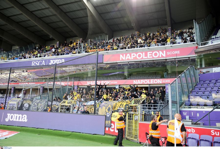 Σoκ στην κερκίδα της ΑΕΚ στις Βρυξέλλες - Διασώστες εσπευσμένα σε οπαδό της ΑΕΚ - Οι πρώτες πληροφορίες