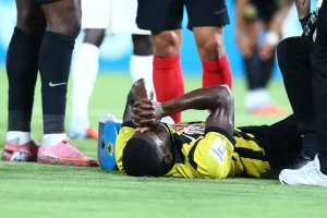 Αγωνία στην ΑΕΚ για Ζίνι: Έφυγε δακρυσμένος από τον αγωνιστικό χώρο – Οι πρώτες πληροφορίες