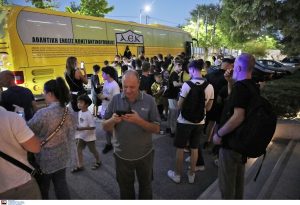 Θερμή υποδοχή φίλων της ΑΕΚ στην αποστολή στη Λάρισα