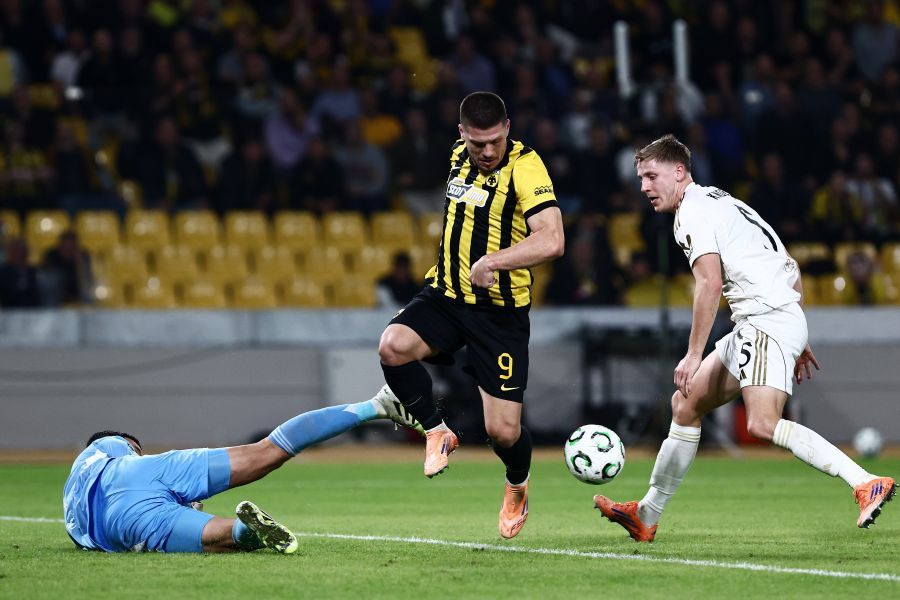 Αγωνία με Γιόβιτς στην ΑΕΚ - Χτύπησε στον αγκώνα, η πρώτη εκτίμηση