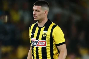 Κίνδυνος να μείνει με 1 επιθετικό η ΑΕΚ – Οι τελευταίες πληροφορίες για τον τραυματισμό του Γιόβιτς