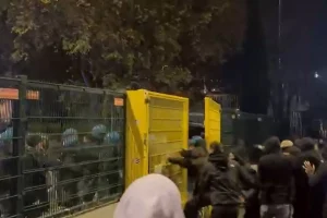 Ένταση οπαδών της ΑΕΚ με Αστυνομία έξω από το Αρτέμιο Φράνκι – Τι συνέβn πριν λίγο, βίvτεο