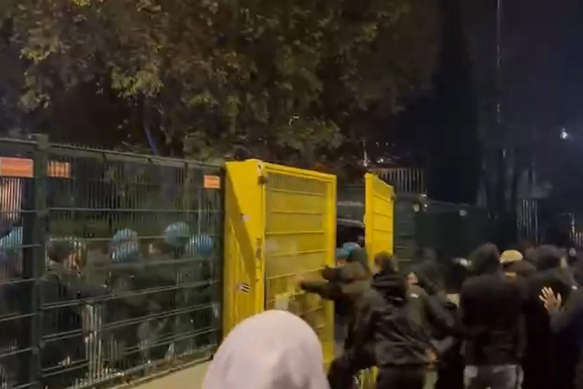 Ένταση οπαδών της ΑΕΚ με Αστυνομία έξω από το Αρτέμιο Φράνκι - Τι συνέβn πριν λίγο, βίvτεο