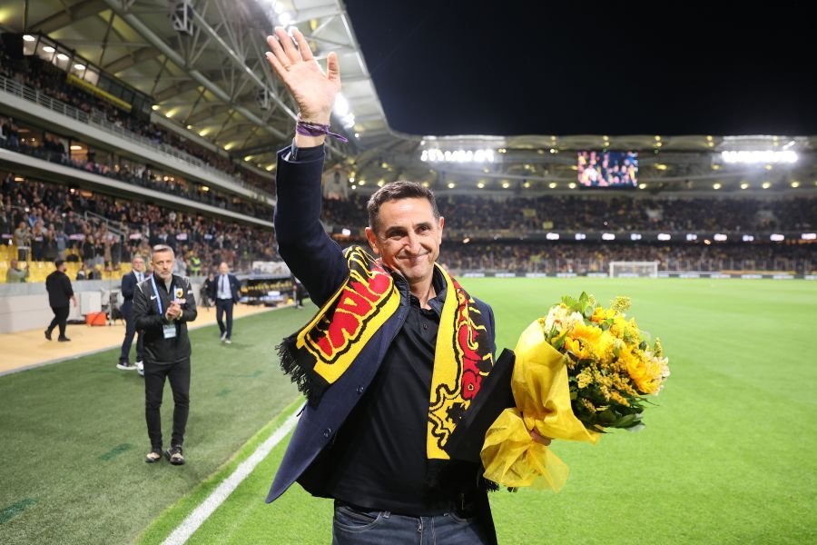 Για πάντα ένας από εμάς: Η συγκλονιστική αποθέωση στον Μανόλο Χιμένεθ πριν το ΑΕΚ-Άρης