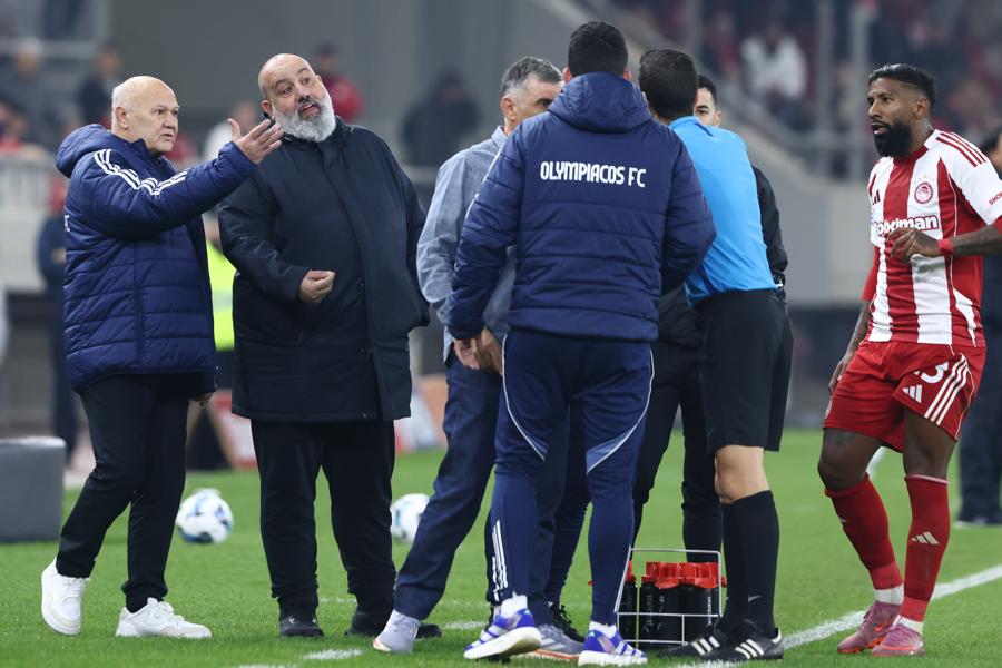 «Φωνάζει» για πέναλτι στο 101' στον Μπιανκόν ο Ολυμπιακός!