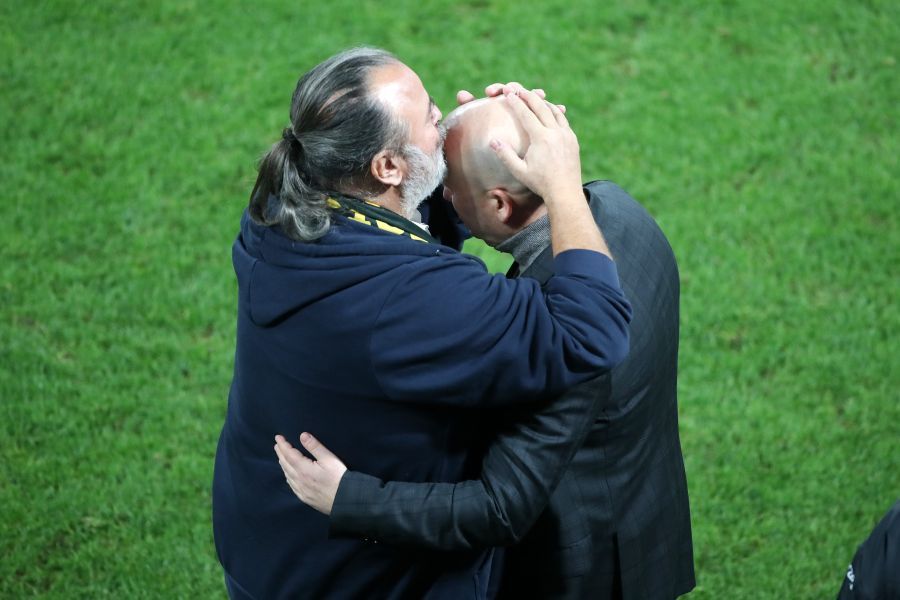 Η συνήθεια που γίνεται λατρεία μετά από κάθε ματς: Τι έκανε ο Ηλιόπουλος μετά το ΑΕΚ-ΟΦΗ