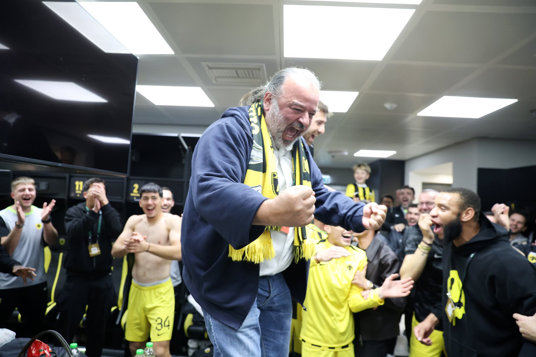 Χαμός στα αποδυτήρια της ΑΕΚ με Super Mario - Τι πριμ έδωσε στους παίκτες