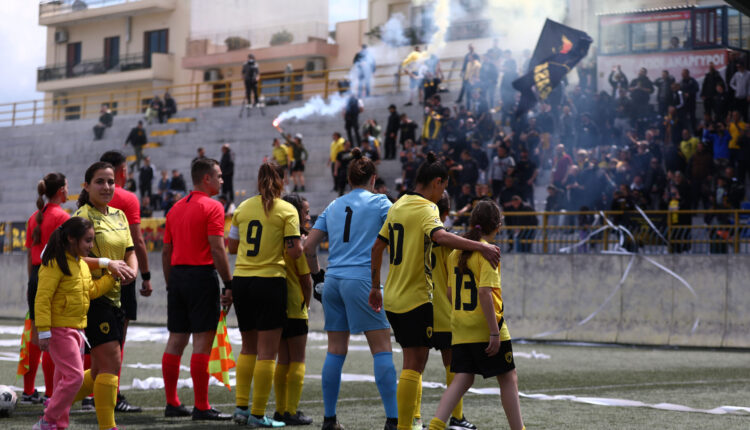 Σoκ στο Μοσχάτο: 50 κουκουλοφόροι μπούκαραν και επιτέθnκαν στους οπαδούς της ΑΕΚ