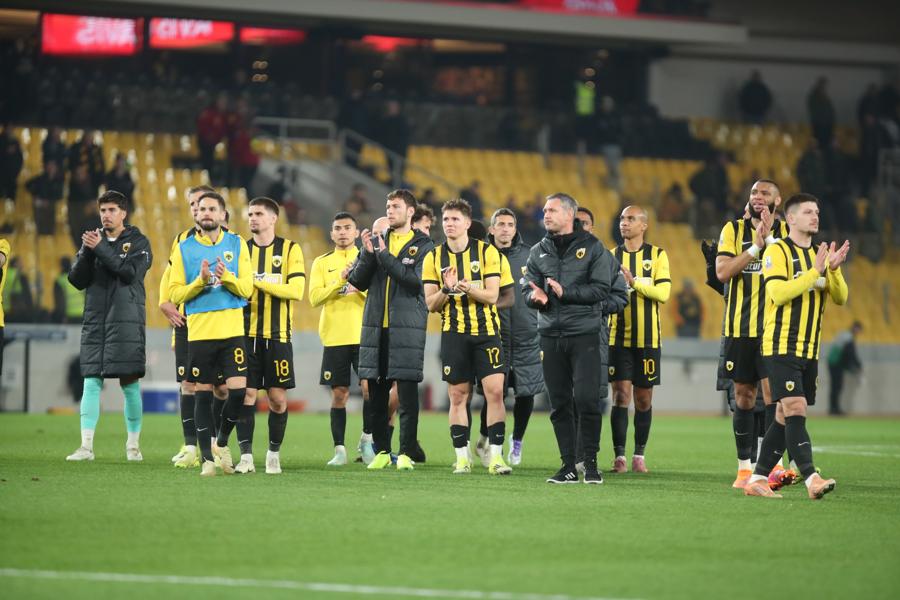 Η αντίδραση του κόσμου της ΑΕΚ μετά την λήξη και τον αποκλεισμό με ΟΦΗ - Τι συνέβn στην OPAP Arena