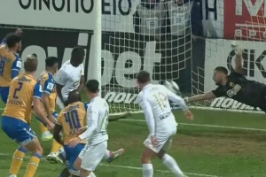 Αστέρας AKTOR – ΑΕΚ: Ο Στρακόσα έκανε την απόκρουση της αγωνιστικής στο 90+3