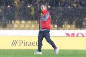 ΑΕΚ-Ολυμπιακός: Τι έκανε ο Μεντιλίμπαρ μέσα στη βροχή και ξεσήκωσε τον κόσμο της ΑΕΚ, έντονες αποδοκιμασίες