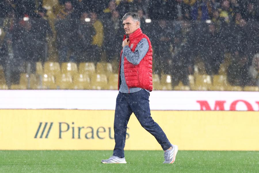 ΑΕΚ-Ολυμπιακός: Τι έκανε ο Μεντιλίμπαρ μέσα στη βροχή και ξεσήκωσε τον κόσμο της ΑΕΚ, έντονες αποδοκιμασίες