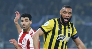 «Χάνει» Μουκουντί η ΑΕΚ – Σε ποιο παιχνίδι εκτίει με απόφαση Νίκολιτς