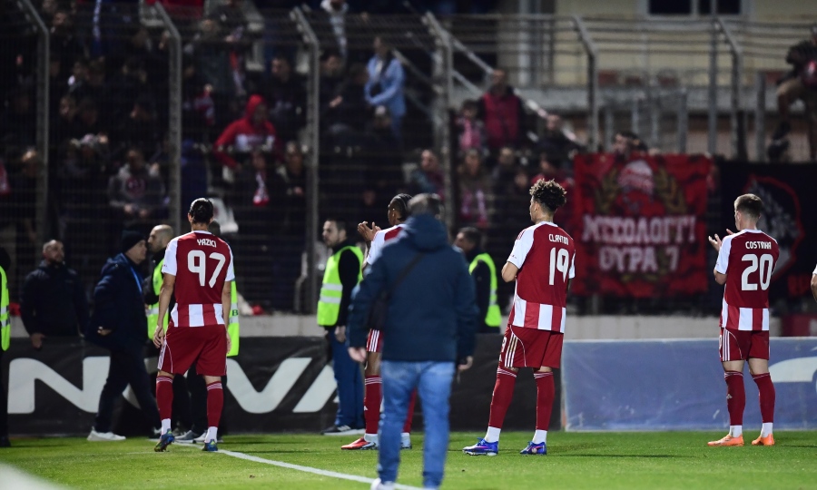 Χαμός στη Λιβαδειά - Τι έκαναν οι οπαδοί Ολυμπιακού προς τους παίκτες μετά το τέλος του Λεβαδειακός-Ολυμπιακού