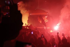 Έγινε η νύχτα μέρα: “Κάηκε” ο Βόλος κατά την άφιξη της αποστολής της ΑΕΚ