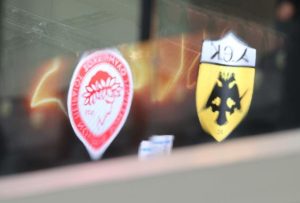 Ετοιμάζει δεύτερη καταγγελία η ΑΕΚ για άνθρωπο του Ολυμπιακού – Τι έκανε στο ντέρμπι