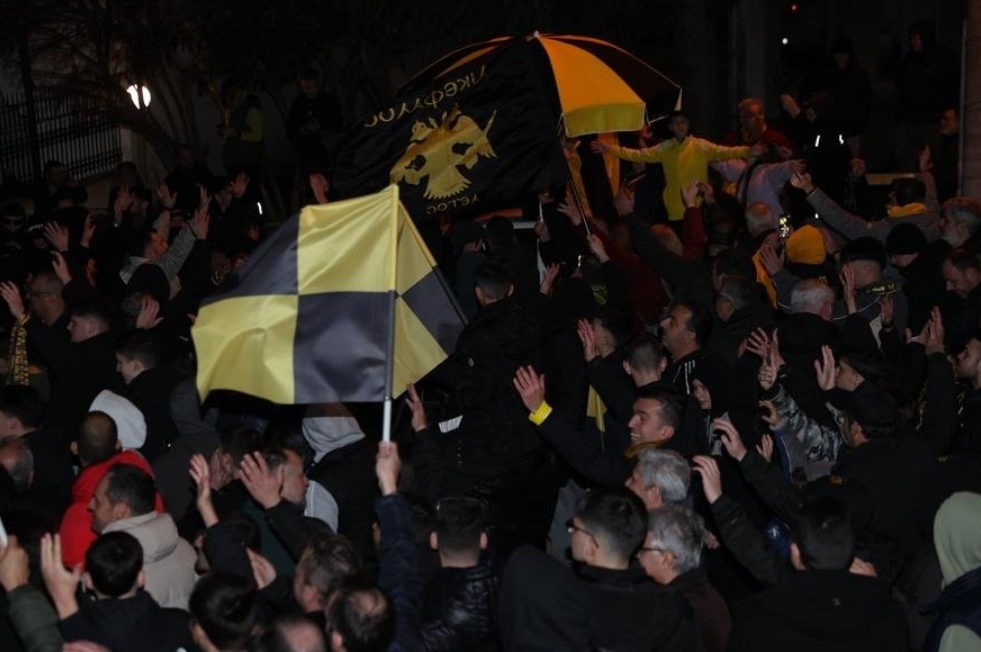 «Τρέλα» για την ΑΕΚ στις Σέρρες - Ανεπανάληπτη υποδοχή σε παίκτες και Νίκολιτς