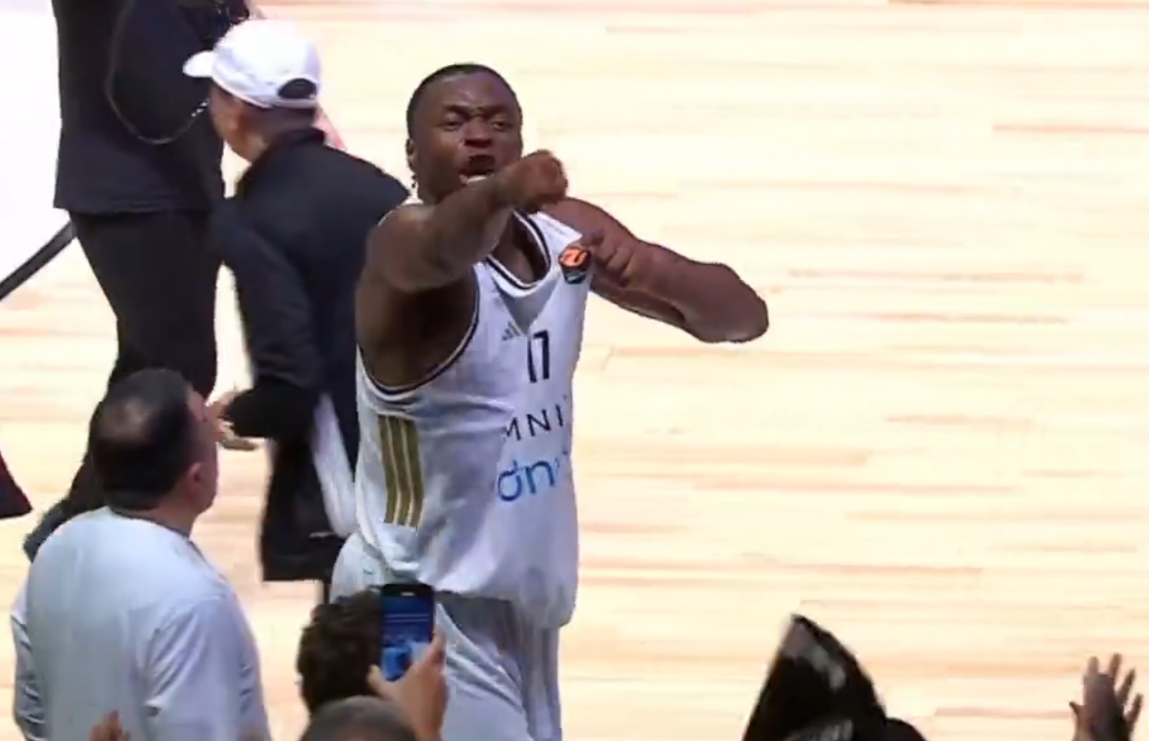 Καμπενγκέλε: «Ήταν ωραίο που είδα τους φίλους του Ολυμπιακού στεναχωρημένους»