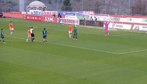 Χαμός στο Λεβαδειακός-ΟΦΗ: Ο Παπαπέτρου έδωσε κόκκινη σε Αθανασίου και φάουλ, πήγε VAR και τα πήρε όλα πίσω (vid)