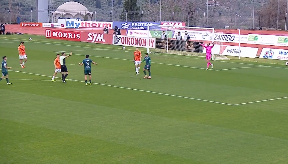 Χαμός στο Λεβαδειακός-ΟΦΗ: Ο Παπαπέτρου έδωσε κόκκινη σε Αθανασίου και φάουλ, πήγε VAR και τα πήρε όλα πίσω (vid)