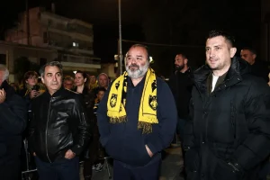 Αποθέωση για Μάριο Ηλιόπουλο πριν το ΑΕΚ-Λεβαδειακός, όλα όσα έγιναν στην Πλατεία Αετού
