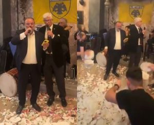 Ο Ηλιόπουλος έπιασε μικρόφωνο και τραγούδησε στη γιορτή Παλαιμάχων της ΑΕΚ μαζί με Μανωλά