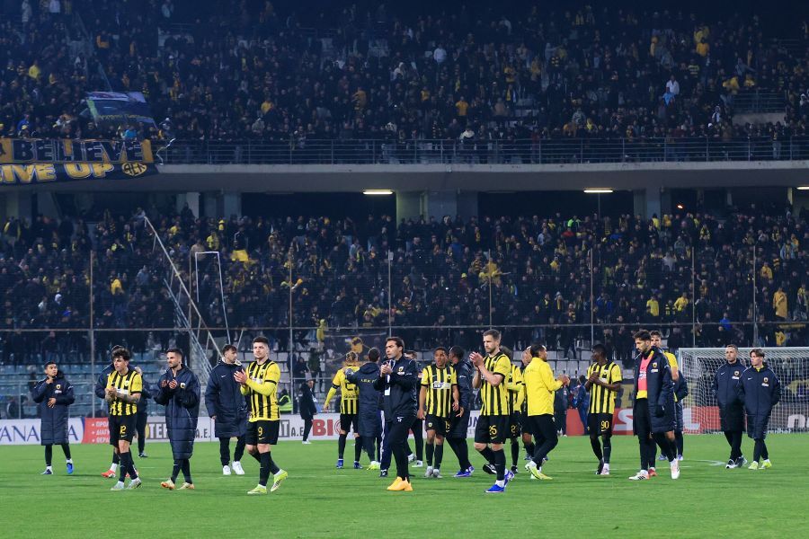 «Νάτοι, νάτοι οι ΠΡΩΤΑΘΛΗΤΕΣ!» από τον κόσμο της ΑΕΚ μετά τη λήξη του αγώνα!