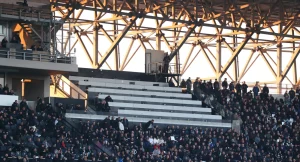 Χάος και σoκ στην Τούμπα – Ντου οπαδών του ΠΑΟΚ στα δημοσιογραφικά κατά τη διάρκεια του ΠΑΟΚ-Λεβαδειακός