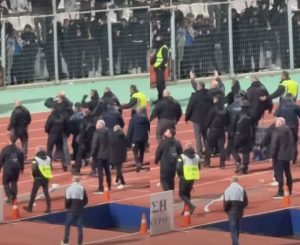 Απίστευτες προκλήσεις Μπέου: Έστελνε «φιλάκια» στον κόσμο της ΑΕΚ! (vid)