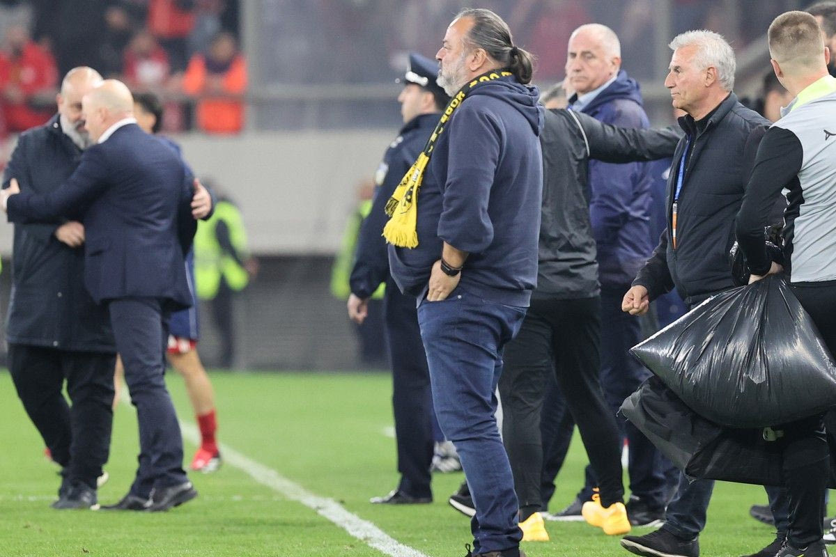 Πανηγύρισε με το κασκόλ της ΑΕΚ μέσα στο γήπεδο ο Μάριος Ηλιόπουλος