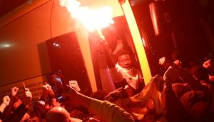 Ο Κοϊτά έγινε σύνθημα και πανηγύρισε με καπνογόνο μαζί με τον κόσμο της ΑΕΚ μετά τον Ολυμπιακό