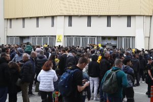 Πλήθος κόσμου έξω από την Allwyn Arena για την προπόνηση της ΑΕΚ για Παναθηναϊκό
