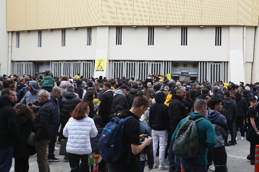 Πλήθος κόσμου έξω από την Allwyn Arena για την προπόνηση της ΑΕΚ για Παναθηναϊκό