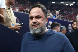 Χάος στο ΟΑΚΑ: Ολυμπιακός..εμφύλιος – Πιάστηκαν στα χέρια Μαρινάκης-Γρηγόρης Δημητρίαδης στα επίσημα – Bívτεo