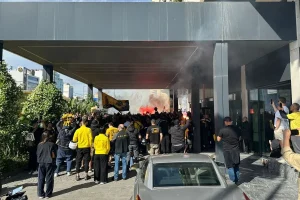 Απίστευτες εικόνες στη Λεωφόρο Συγγρού: Πανικός με καπνογόνα για την πρωταθλήτρια ΑΕΚ
