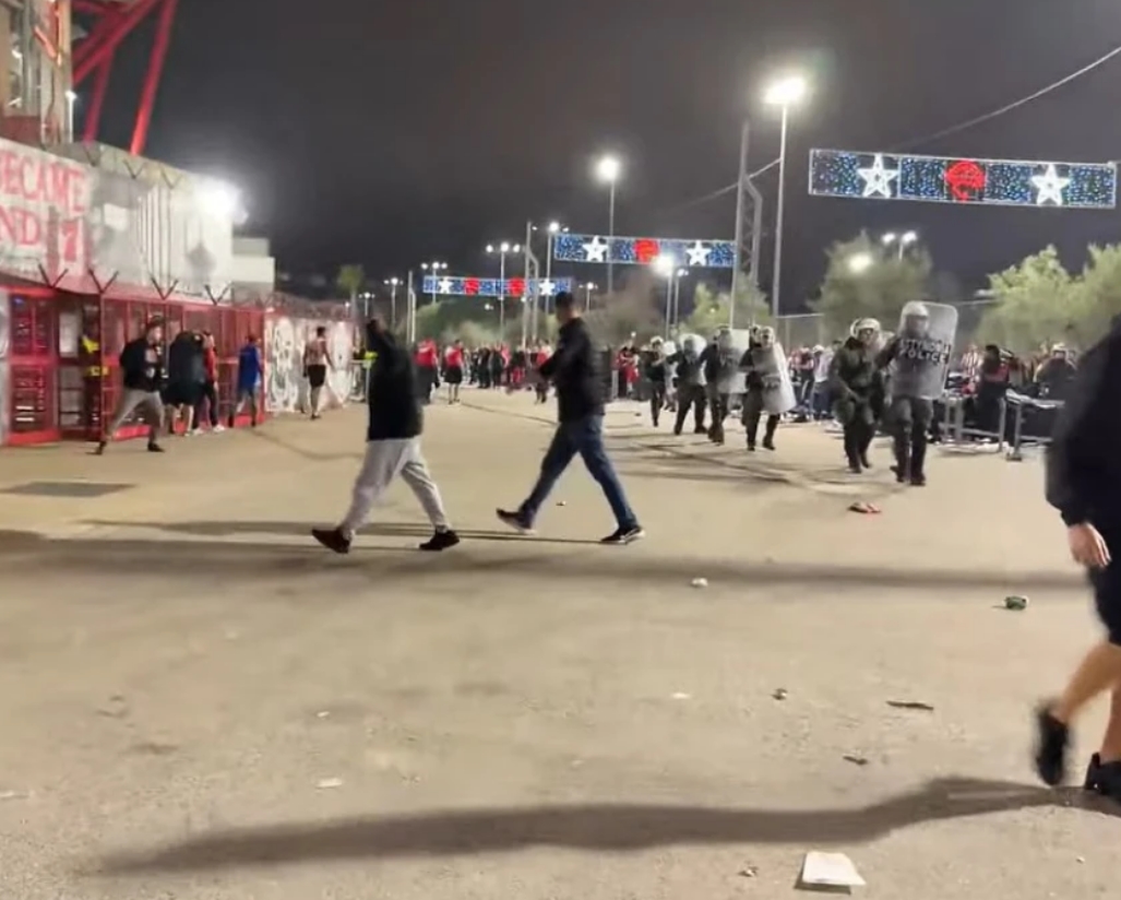 Χαμός έξω από το Καραϊσκάκη - Επεισόδια πριν το Ολυμπιακός-Σπάρτα Πράγας