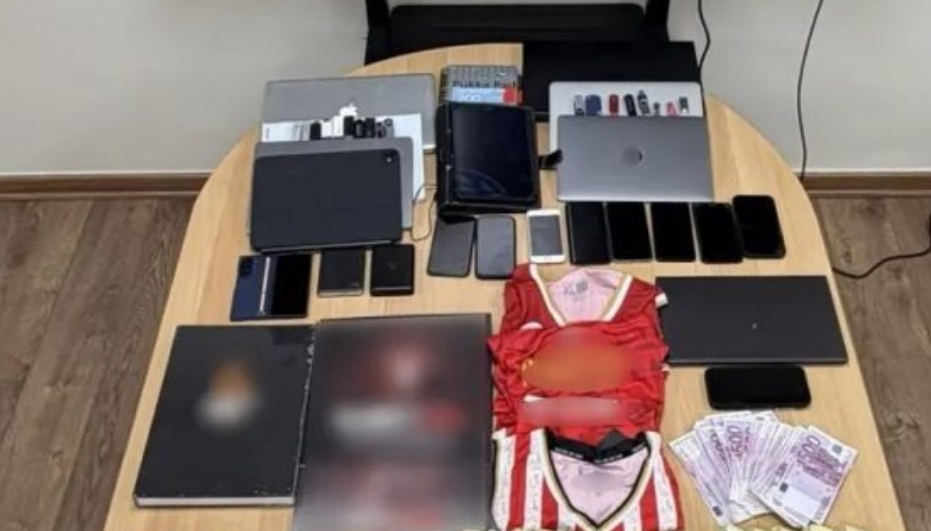 Μόλις το ανακοίνωσε η ΕΛ.ΑΣ: Με...φανέλα Ολυμπιακού τα κατασχεθέντα από διαιτητές και Λιόλιο - Όλα όσα βρέθηκαν